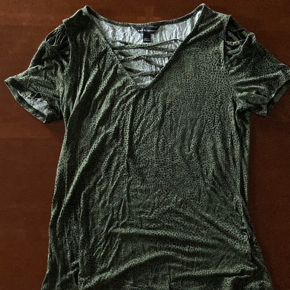 Size Medium M Rock & Republic shirt army green and black print